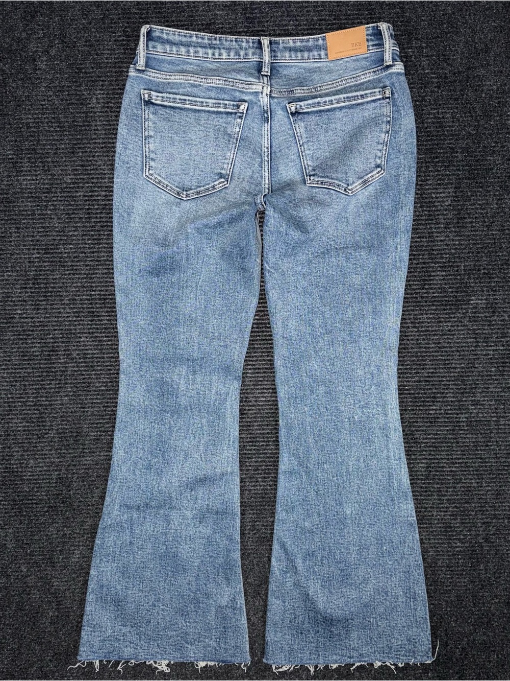 Buckle BKE Stella NWOT Slim Fit Low Rise Flare Stretch Jeans Distressed 29x30 - Picture 2 of 10
